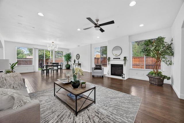 7 Triumph Ct, Sacramento, CA 95831