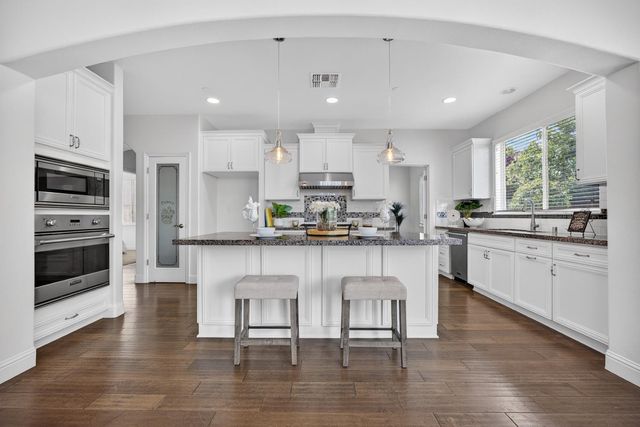 7 Triumph Ct, Sacramento, CA 95831