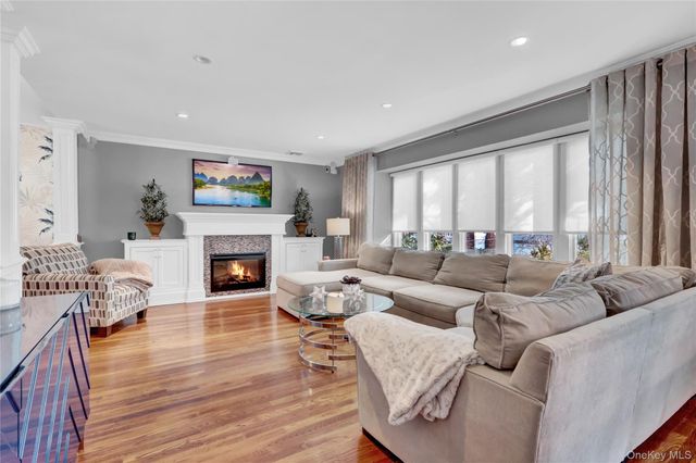 512 Links Drive E, Oceanside, NY 11572