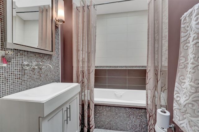 512 Links Drive E, Oceanside, NY 11572