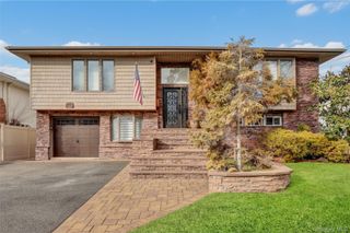 512 Links Drive E, Oceanside, NY 11572