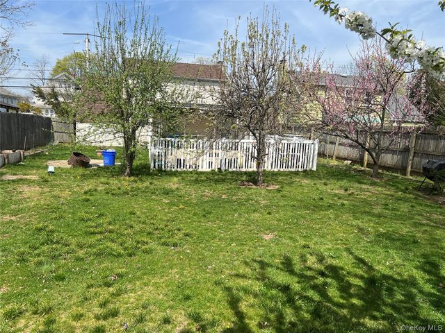 66 EAST SEAMAN AVE, Freeport, NY 11520