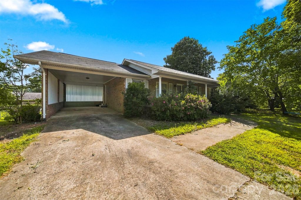 2103 2nd Avenue NW, Hickory, NC 28601