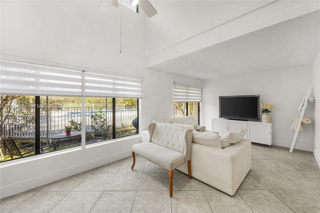 4299 N 76th Ave, Davie, FL 33024