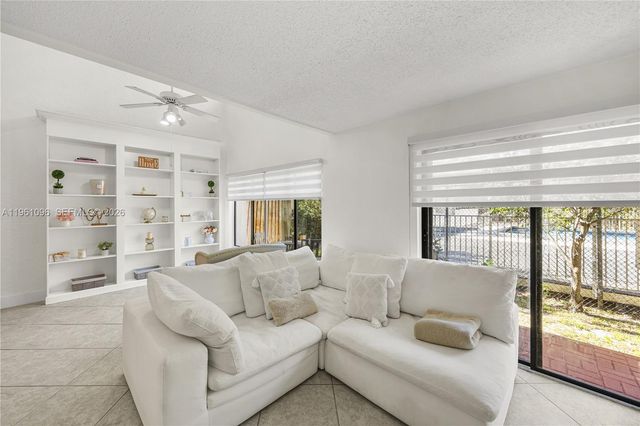 4299 N 76th Ave, Davie, FL 33024