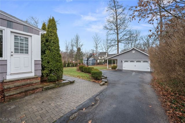 28318 W Oviatt Road, Bay Village, OH 44140