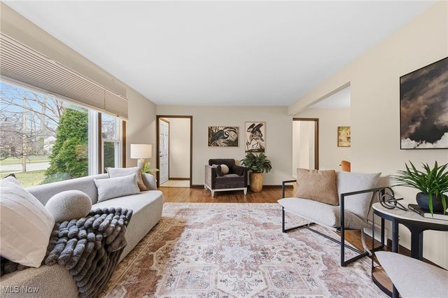 28318 W Oviatt Road, Bay Village, OH 44140