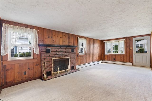 1 Freeman Ave, Webster, MA 01570