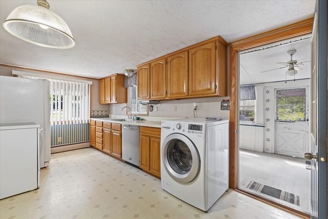 1 Freeman Ave, Webster, MA 01570