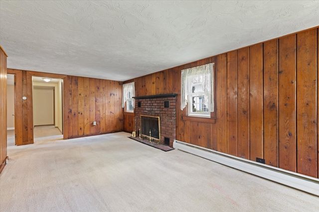 1 Freeman Ave, Webster, MA 01570