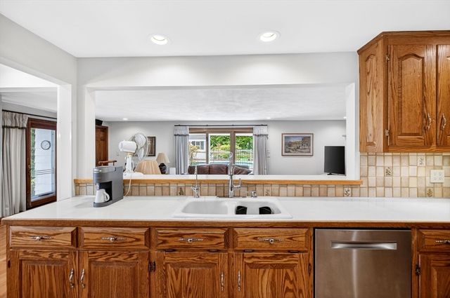 15 Jefferson Rd, Westford, MA 01886