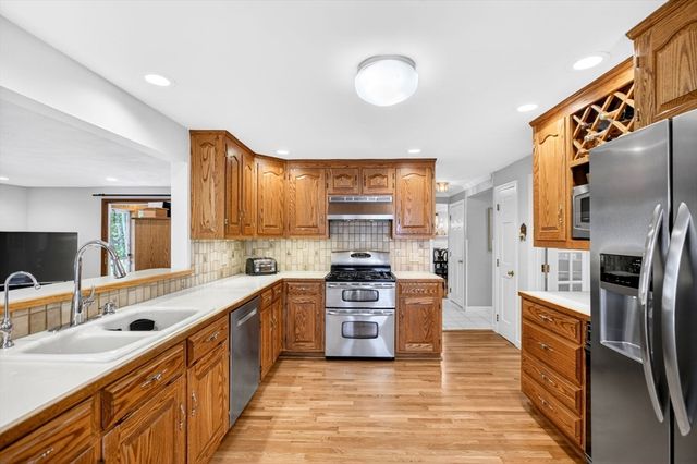 15 Jefferson Rd, Westford, MA 01886