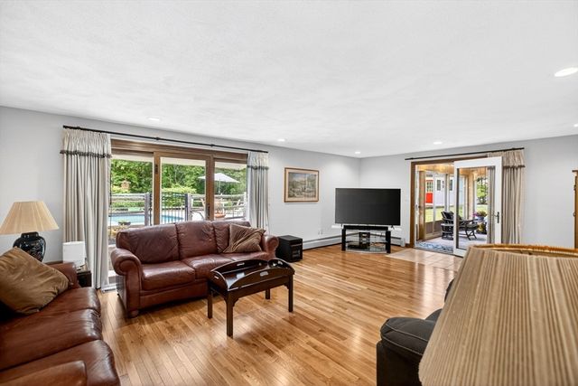 15 Jefferson Rd, Westford, MA 01886