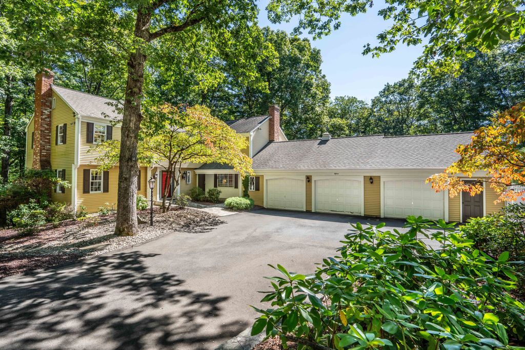 15 Rushleigh Road, West Hartford, CT 06117