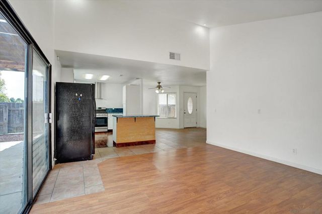 1350 Dos Hermanos Gln, Escondido, CA 92027