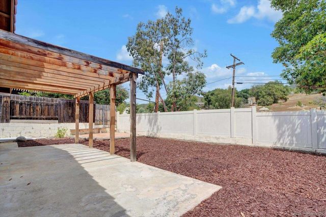 1350 Dos Hermanos Gln, Escondido, CA 92027