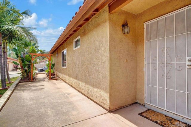 1350 Dos Hermanos Gln, Escondido, CA 92027