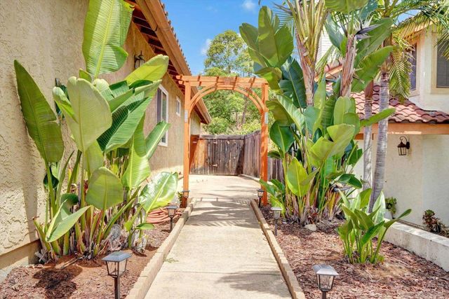 1350 Dos Hermanos Gln, Escondido, CA 92027