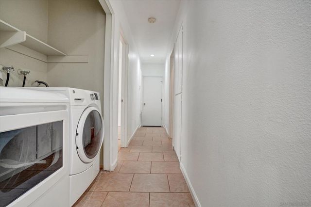 1350 Dos Hermanos Gln, Escondido, CA 92027