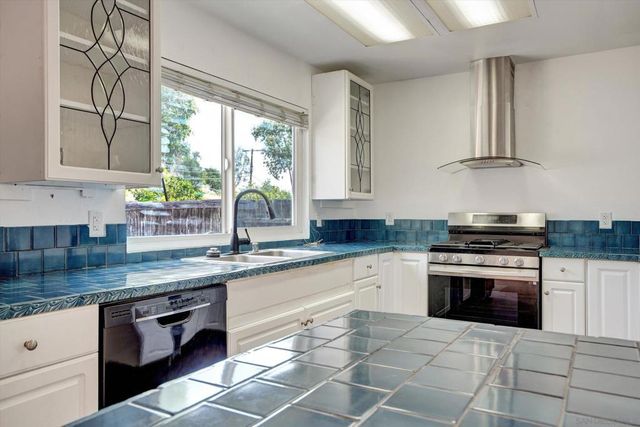 1350 Dos Hermanos Gln, Escondido, CA 92027