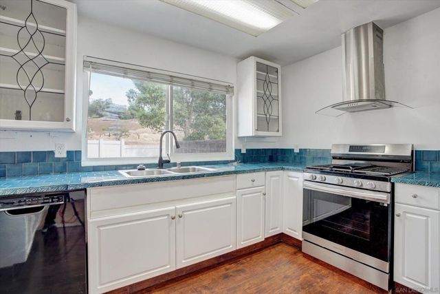 1350 Dos Hermanos Gln, Escondido, CA 92027