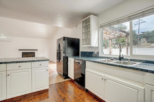1350 Dos Hermanos Gln, Escondido, CA 92027