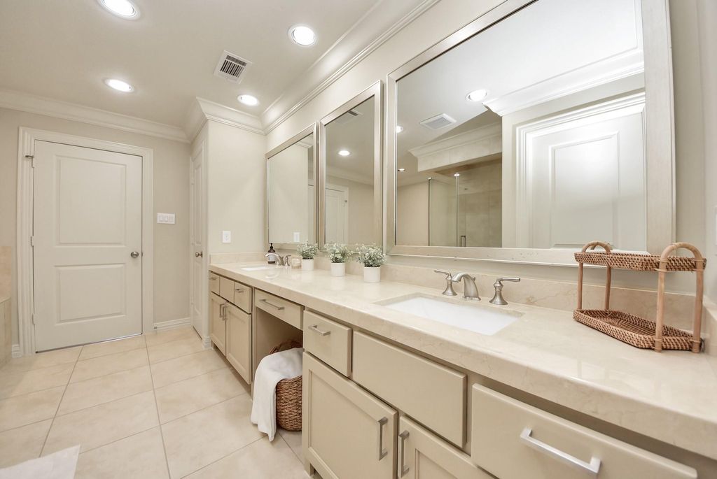 Image 30 of property listing at 13623 Teal Bluff Lane, Houston, TX 77077