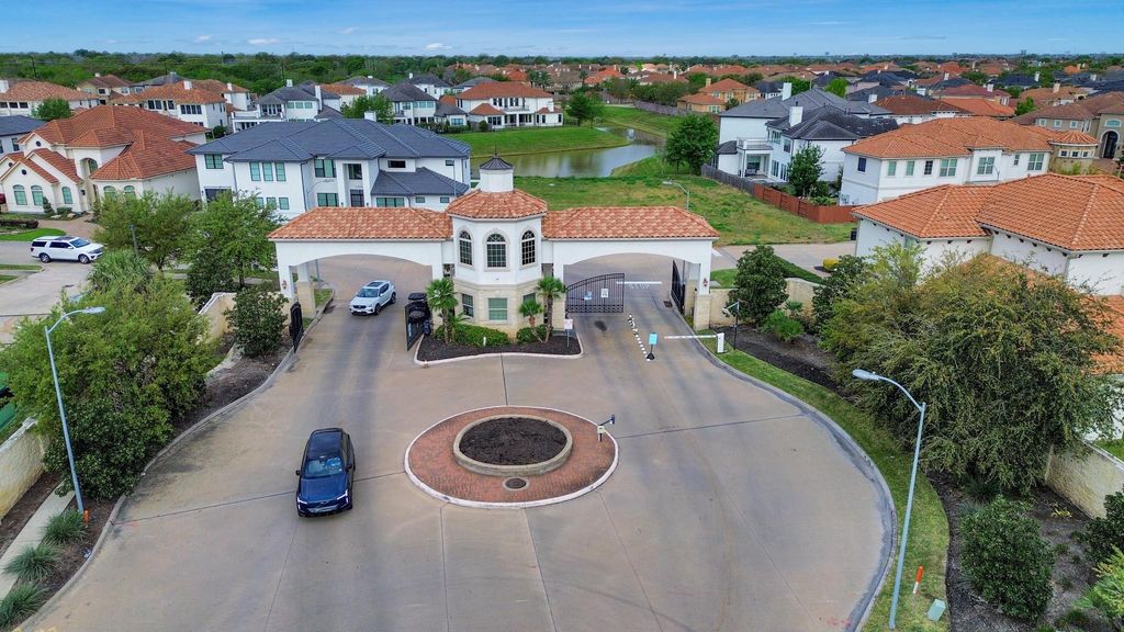Image 40 of property listing at 13623 Teal Bluff Lane, Houston, TX 77077