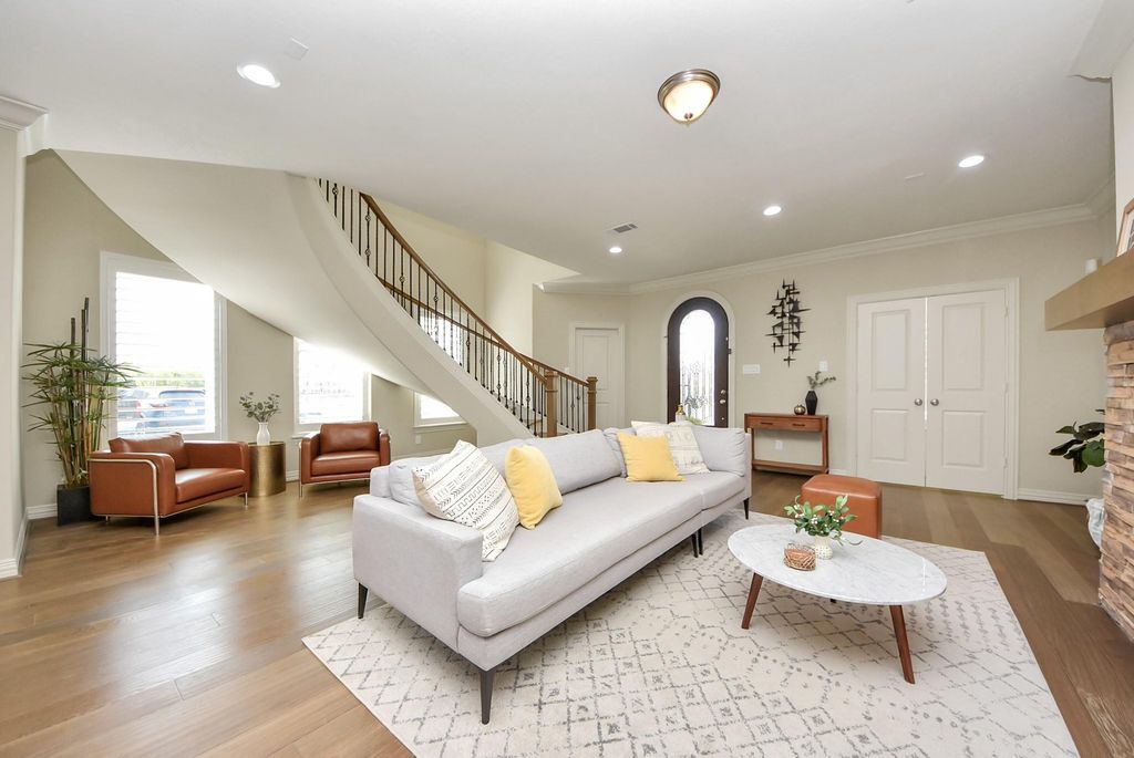 Image 5 of property listing at 13623 Teal Bluff Lane, Houston, TX 77077