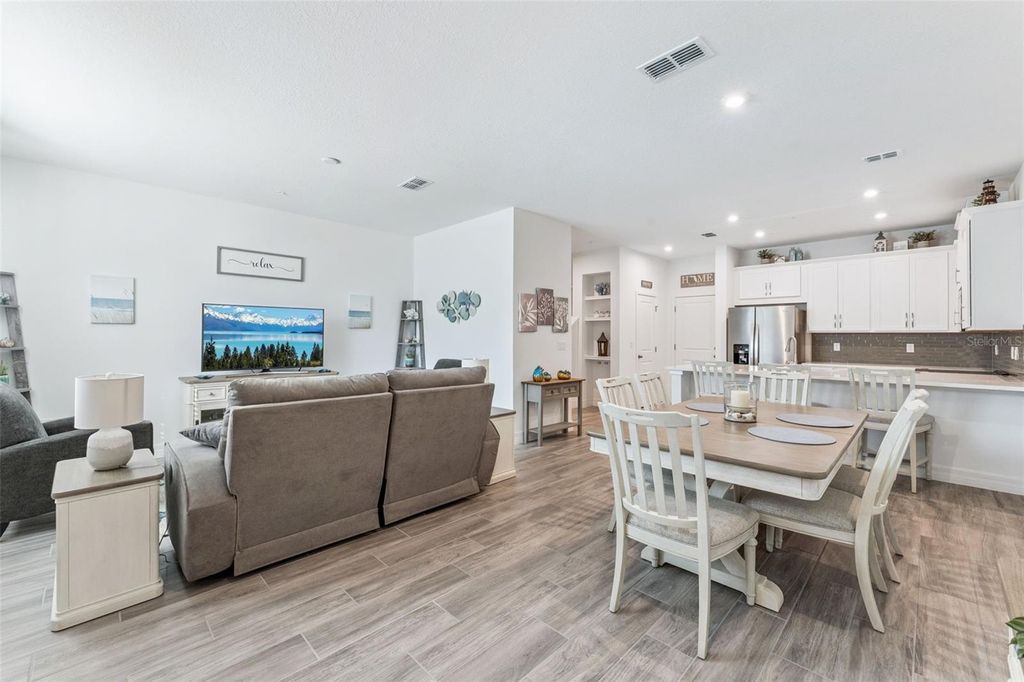 Image 4 of property listing at 9867 WALKWAY DRIVE, Orlando, FL 32832