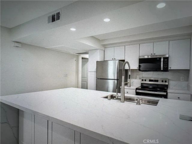 750 N Kings 105, West Hollywood, CA 90069