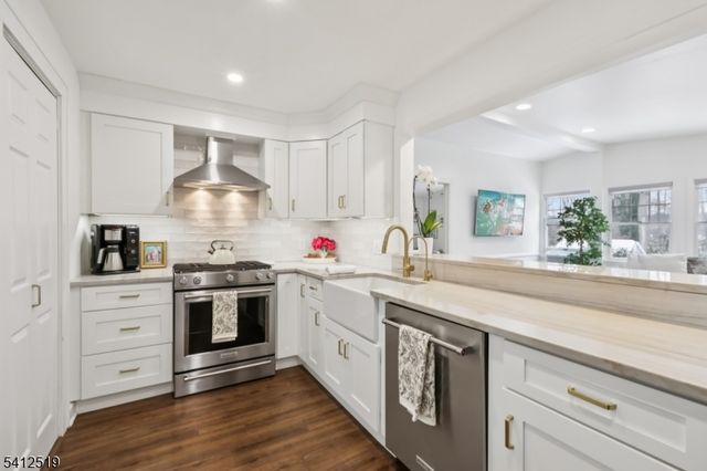 19 Linwood Ave, Midland Park Boro, NJ 07432