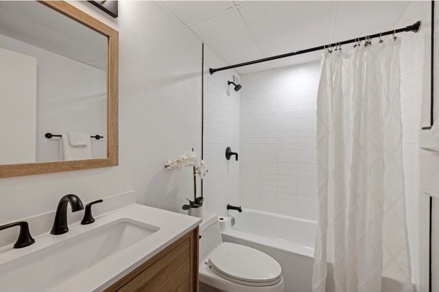 50-56 Broadlawn Park 221, Boston, MA 02467
