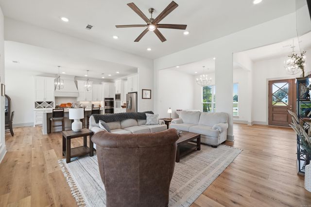 13 Parkridge Cv, Greenbrier, AR 72058
