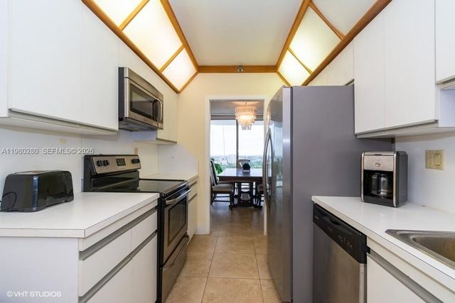 19707 Turnberry Way 23C, Aventura, FL 33180