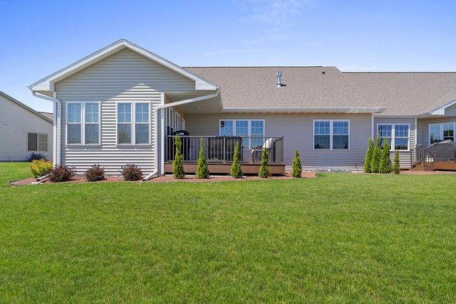 525 Mapleleaf COURT, Manitowoc, WI 54220