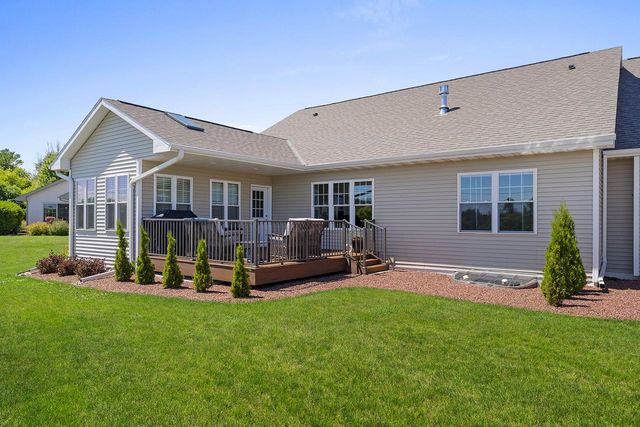 525 Mapleleaf COURT, Manitowoc, WI 54220