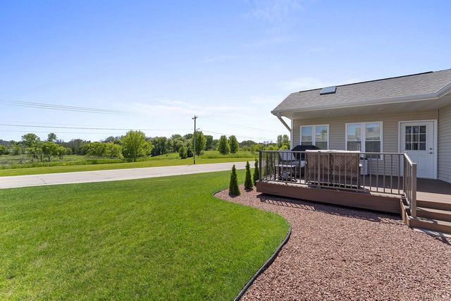 525 Mapleleaf COURT, Manitowoc, WI 54220
