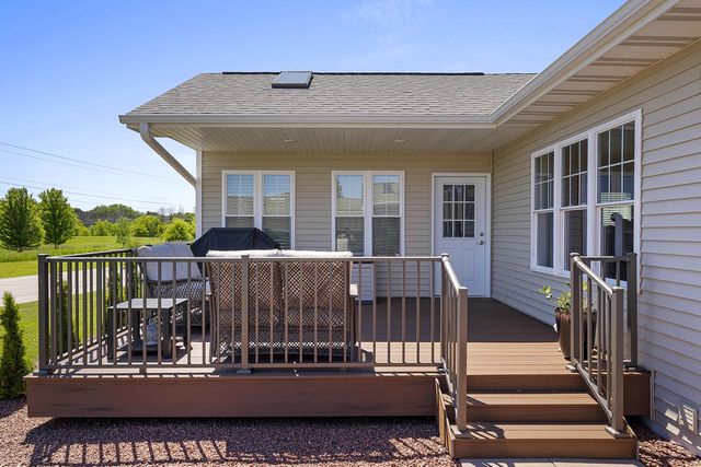 525 Mapleleaf COURT, Manitowoc, WI 54220