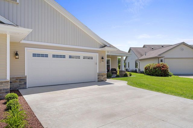 525 Mapleleaf COURT, Manitowoc, WI 54220
