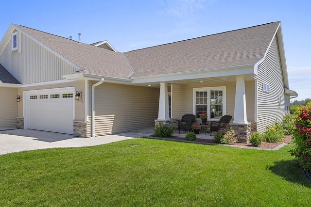 525 Mapleleaf COURT, Manitowoc, WI 54220