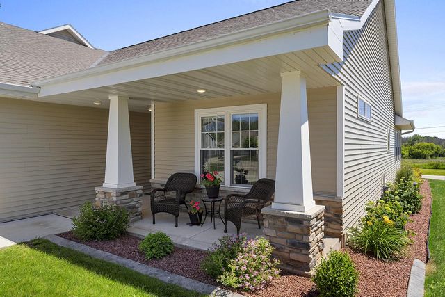 525 Mapleleaf COURT, Manitowoc, WI 54220
