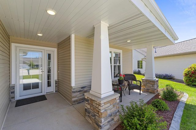 525 Mapleleaf COURT, Manitowoc, WI 54220