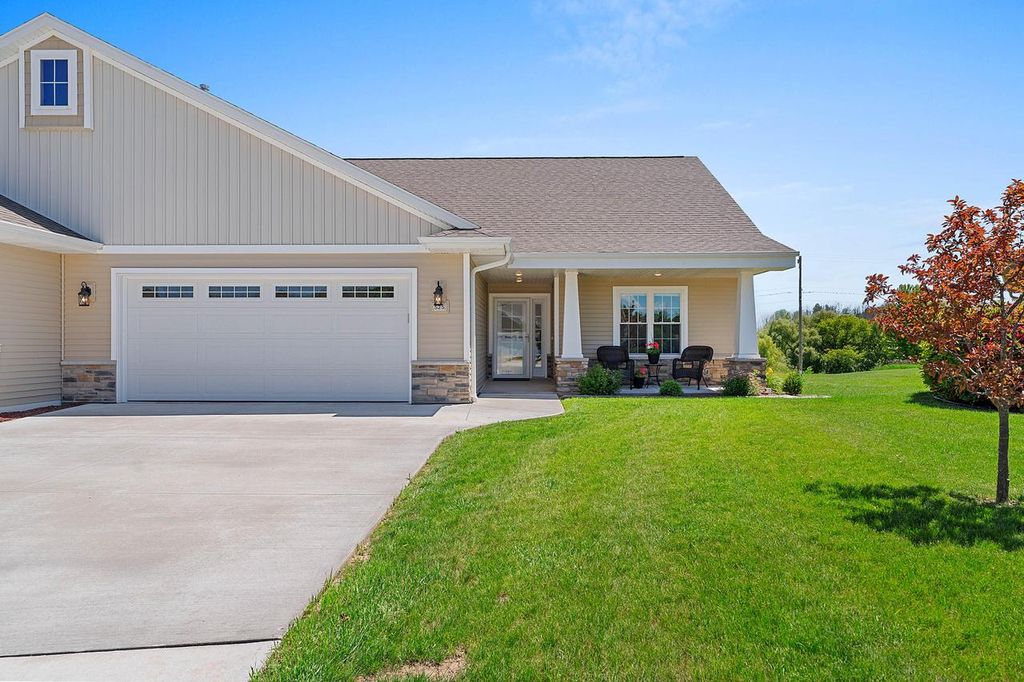 525 Mapleleaf COURT, Manitowoc, WI 54220