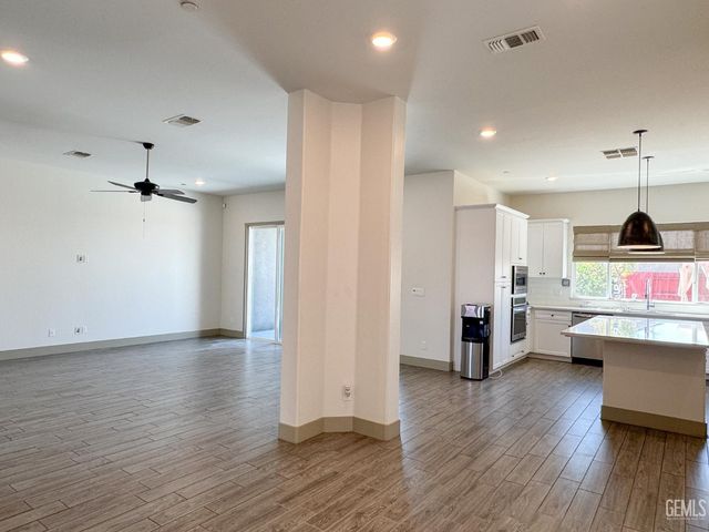 5913 Hawthorn Tree Lane, Bakersfield, CA 93313