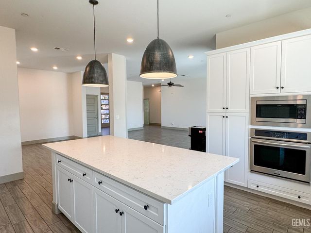 5913 Hawthorn Tree Lane, Bakersfield, CA 93313