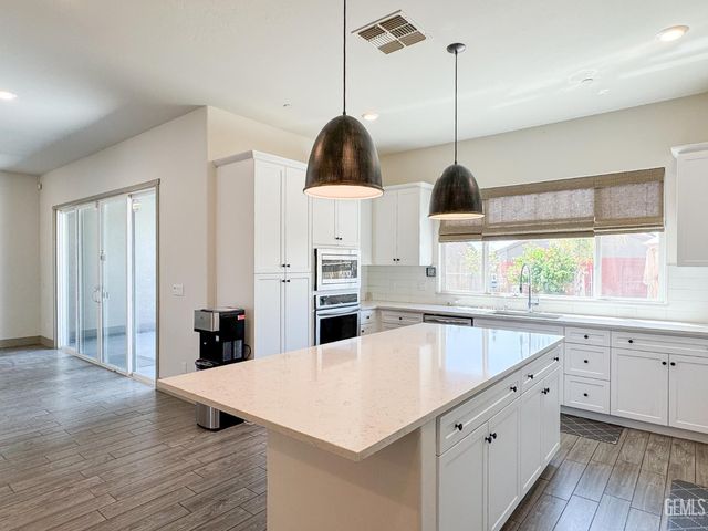 5913 Hawthorn Tree Lane, Bakersfield, CA 93313