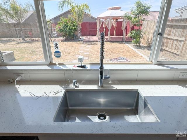 5913 Hawthorn Tree Lane, Bakersfield, CA 93313