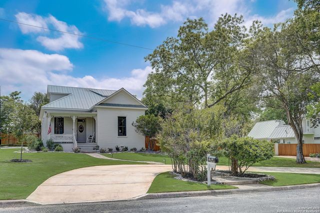 109 W Evergreen St, Boerne, TX 78006