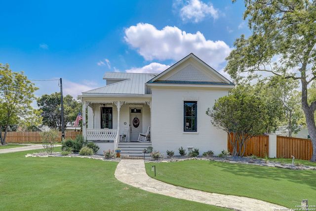 109 W Evergreen St, Boerne, TX 78006